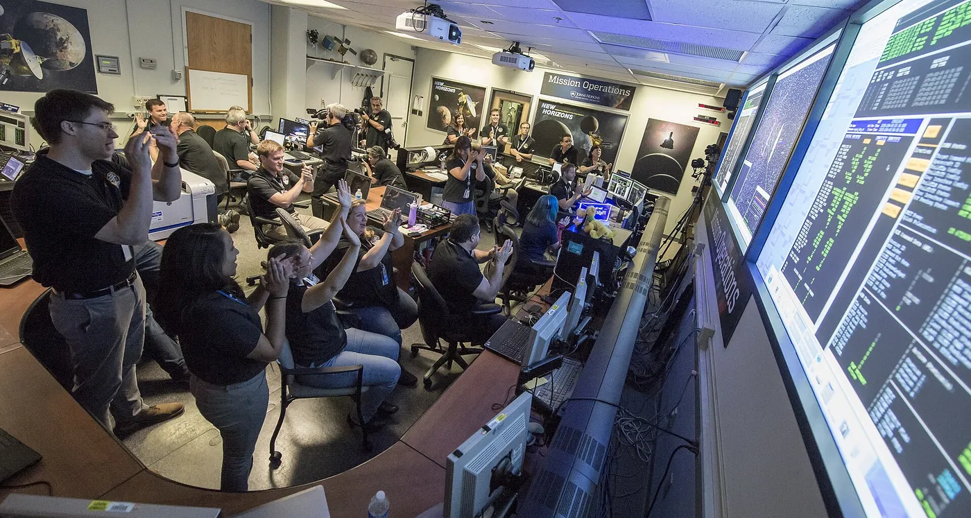 15 150 NasaTeam NewHorizonsCallsHomeAfterPlutoFlyby 20150714