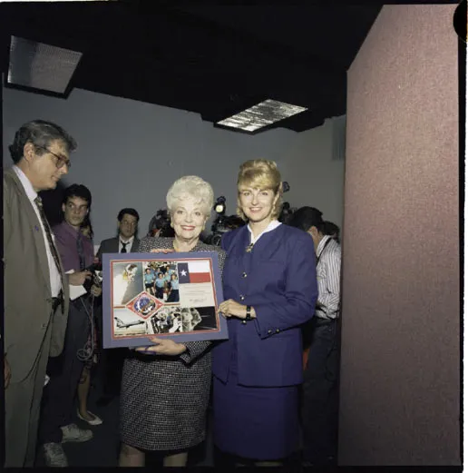 Texas Governor en:Ann Richards holds plaque of STS-40 Space Shuttle mission, while visiting NASA/JSC as Governor in 1992.
