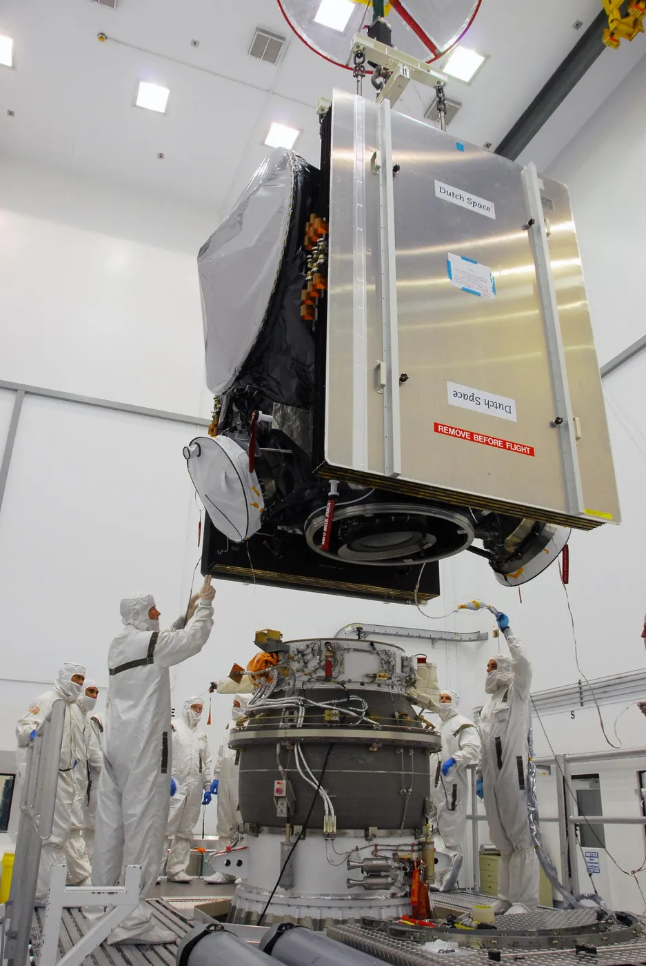 The Dawn Spaceprobe is lifted onto the Delta II 7925H upperstage.
