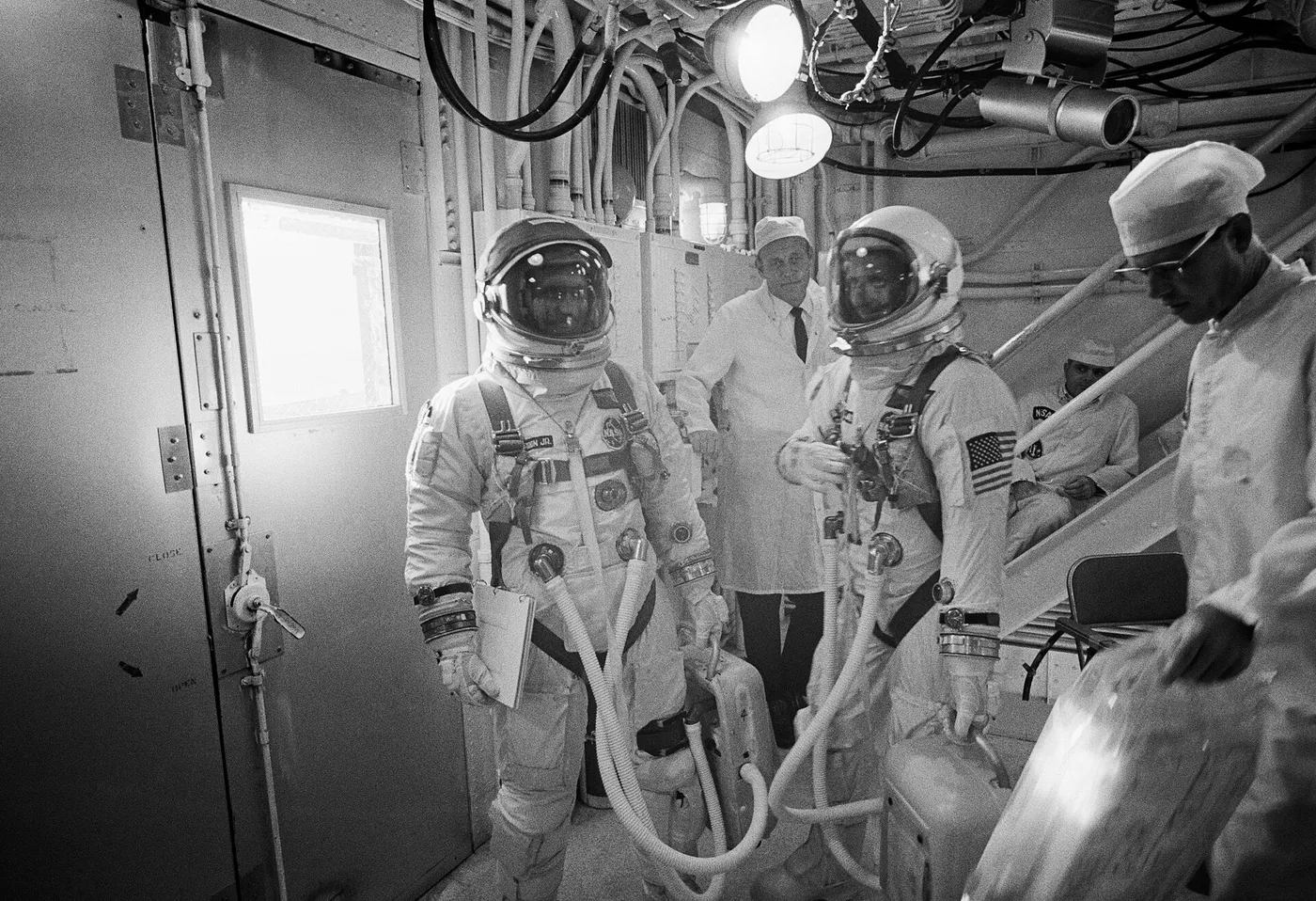 Gemini 11 prime crew prepare to enter Gemini 11 spacecraft