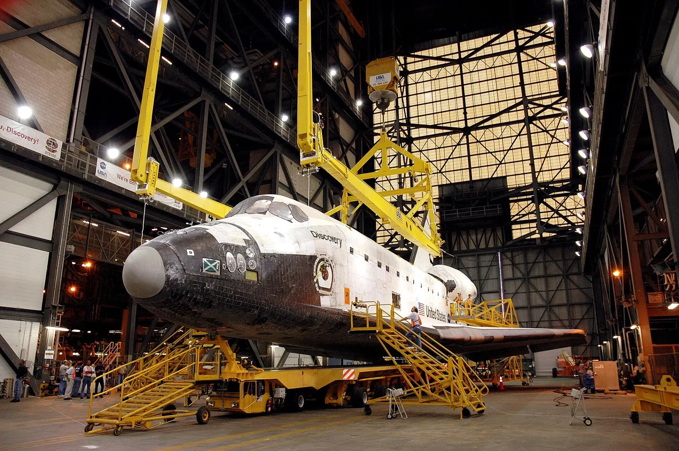 Discovery prepped for vertical lift prior to