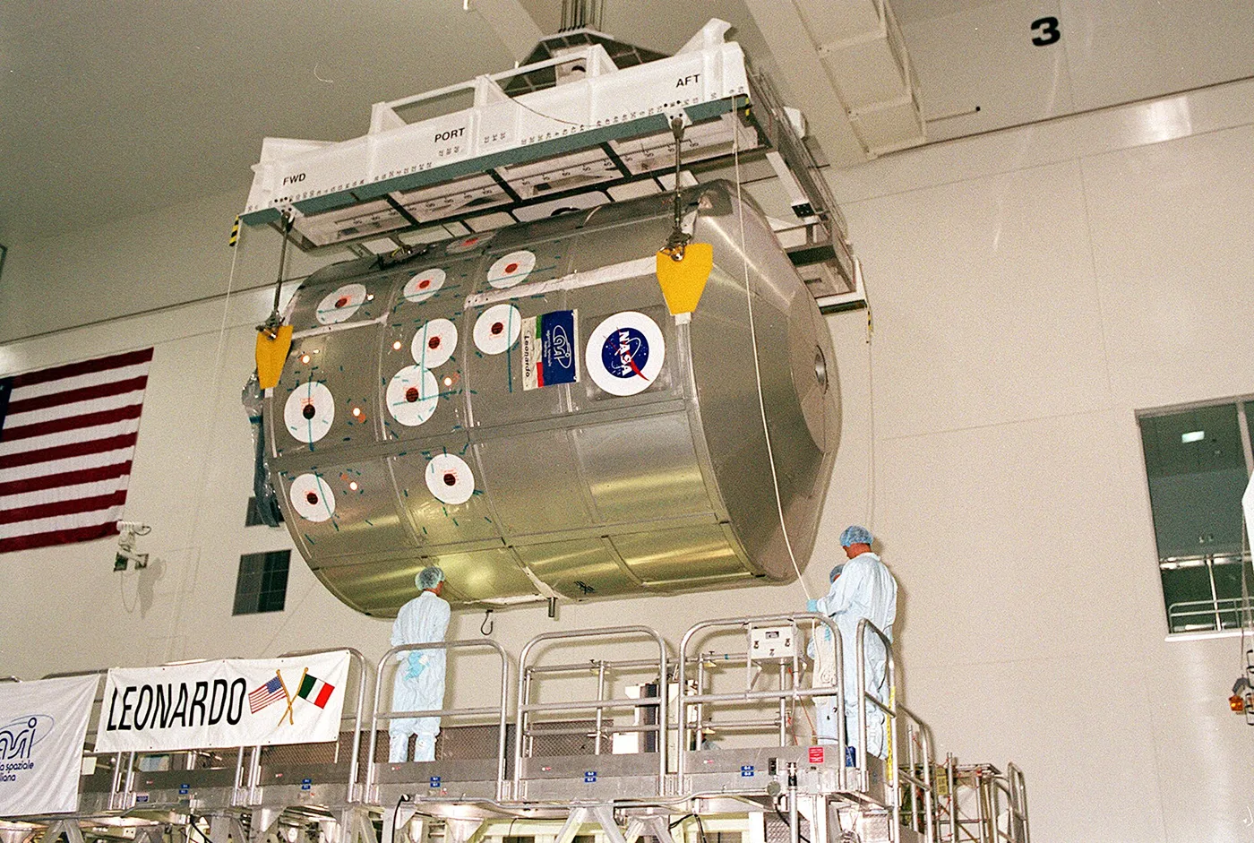 MPLM Leonardo is moved to the payload canister