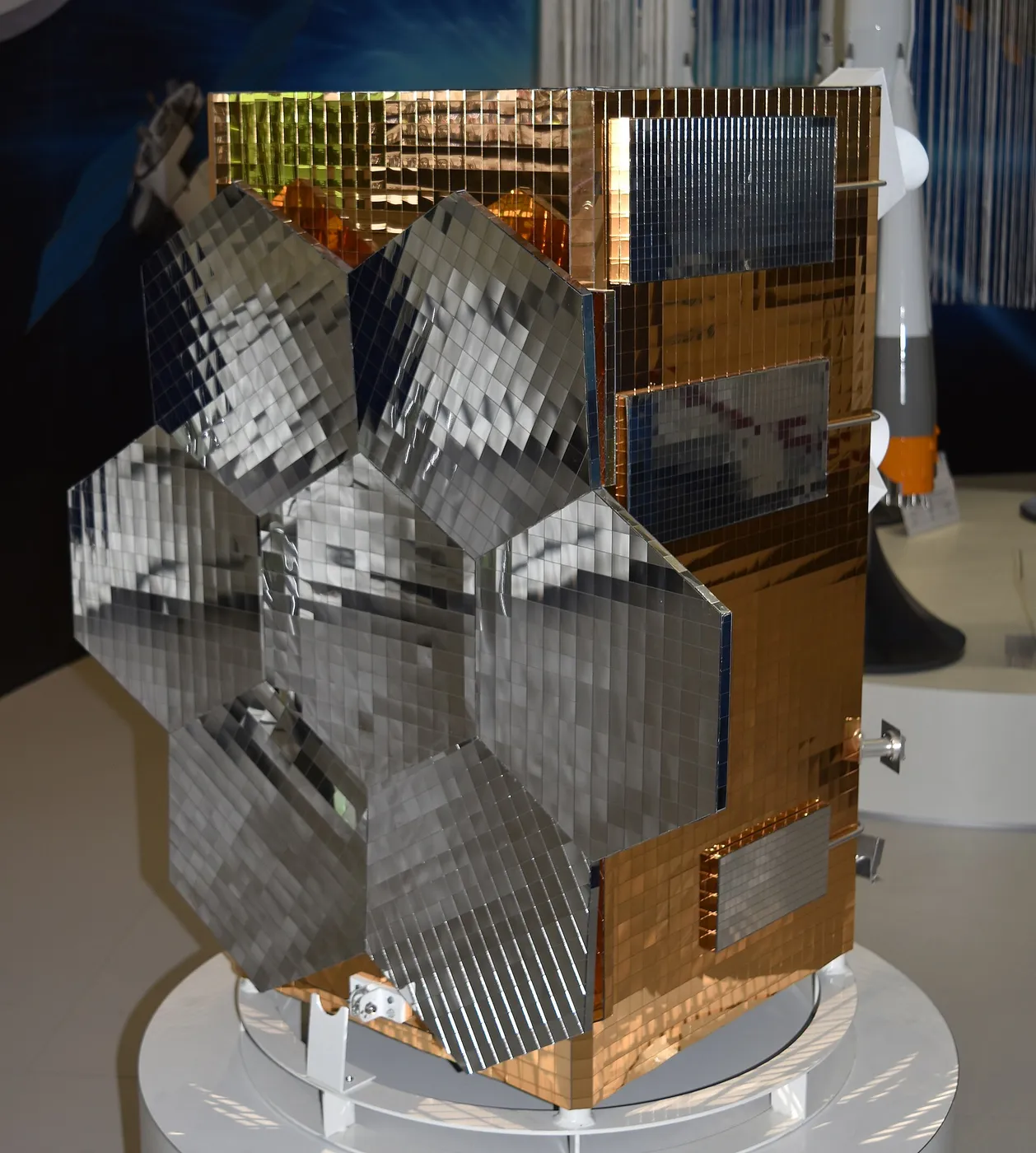 Maquete satellite MVL-300 (Mikhailo Lomonosov) , Salon du Bourget 2015