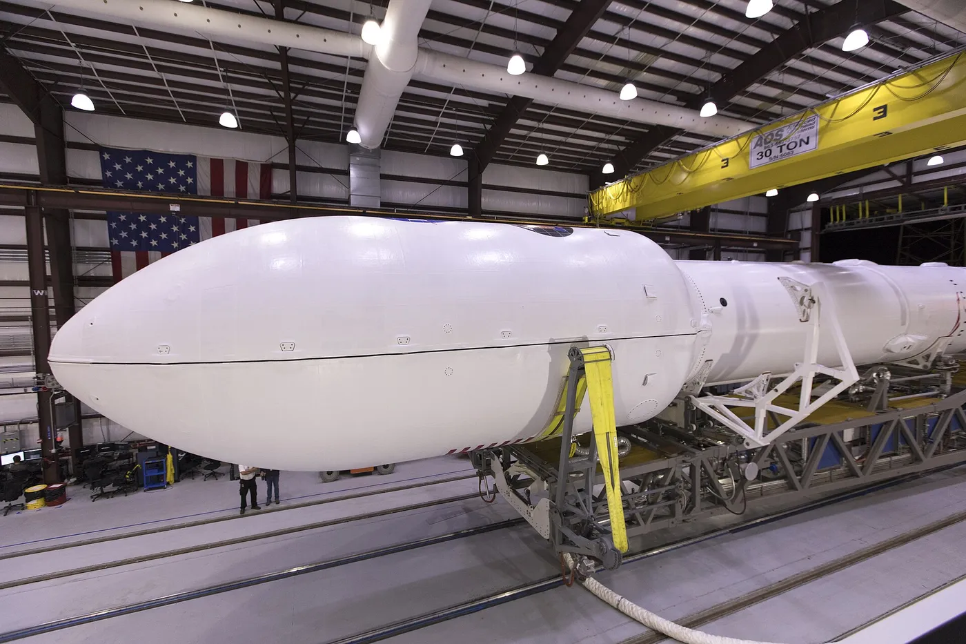 Falcon 9 integrado hangar TESS 01