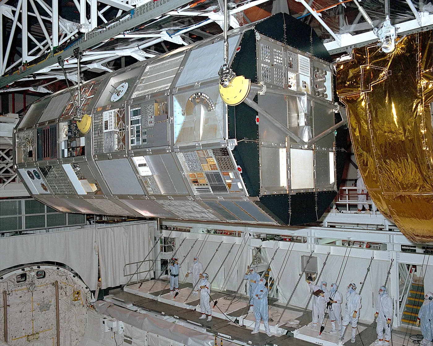 LDEF Return to KSC 000676