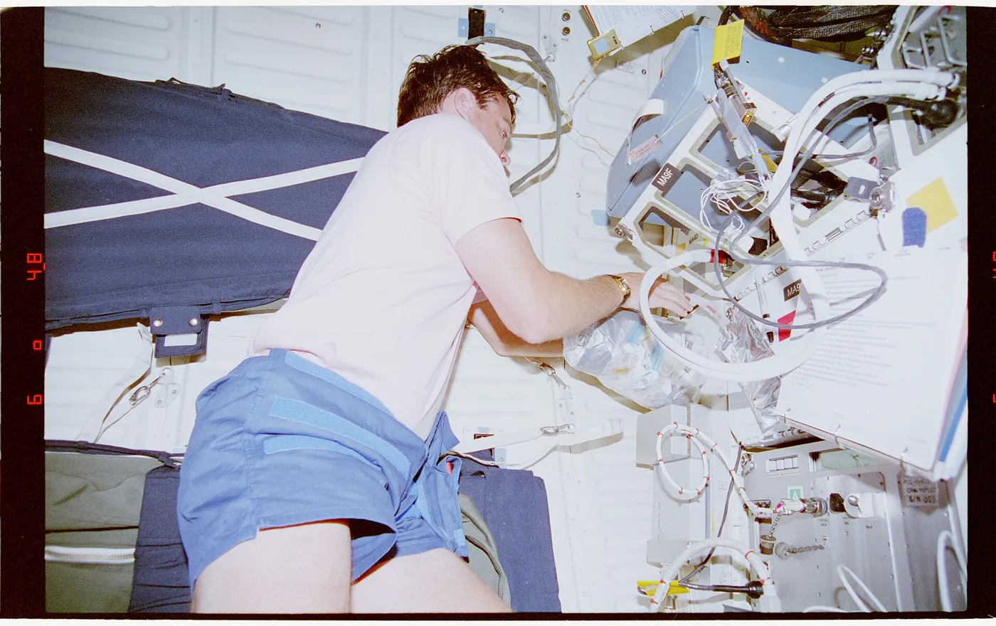 345 025 Kregel stuffs a bag of dry trash into Volume B MA4J DPLA adfca640c35e630778a590f03da7df6a