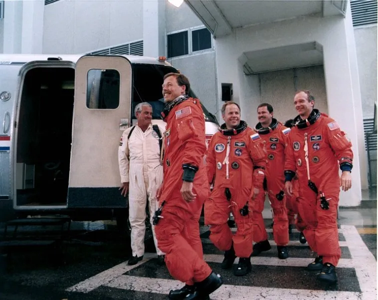 STS 71 crew prepare to enter Astrovan