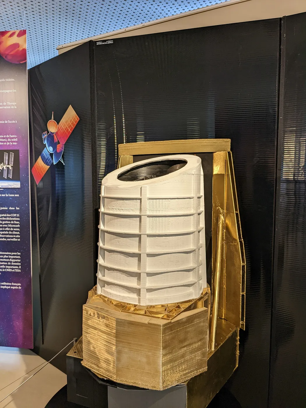 Maquette du satellite Euclid réalisé en impression 3D par 3D.Fab Lyon 1 à l'échelle 1/4 (600 heures d'impression).