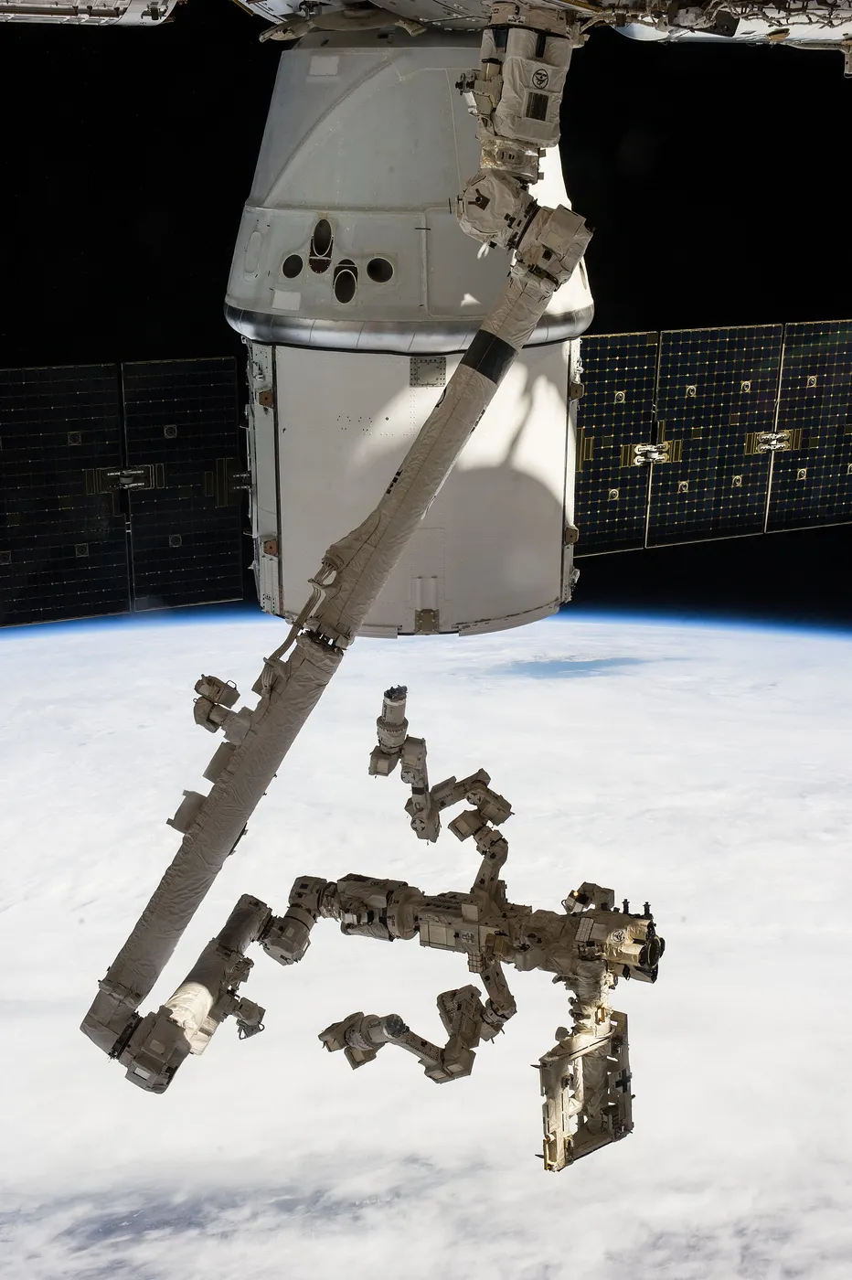 Dragon CRS 3, Canadarm2, and Dextre