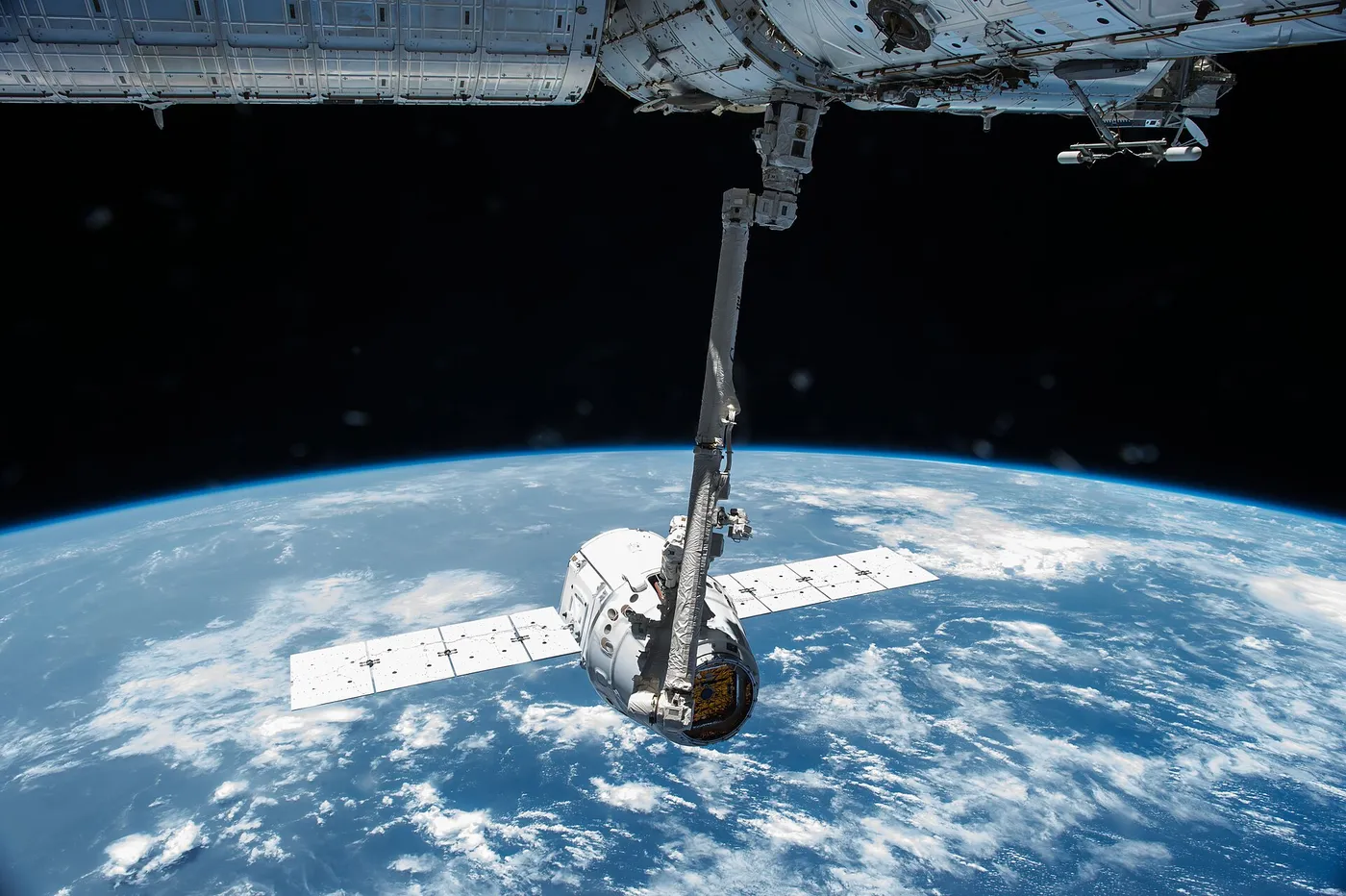 ISS 43 Canadarm2 robotic arm grapples SpaceX Dragon CRS 6