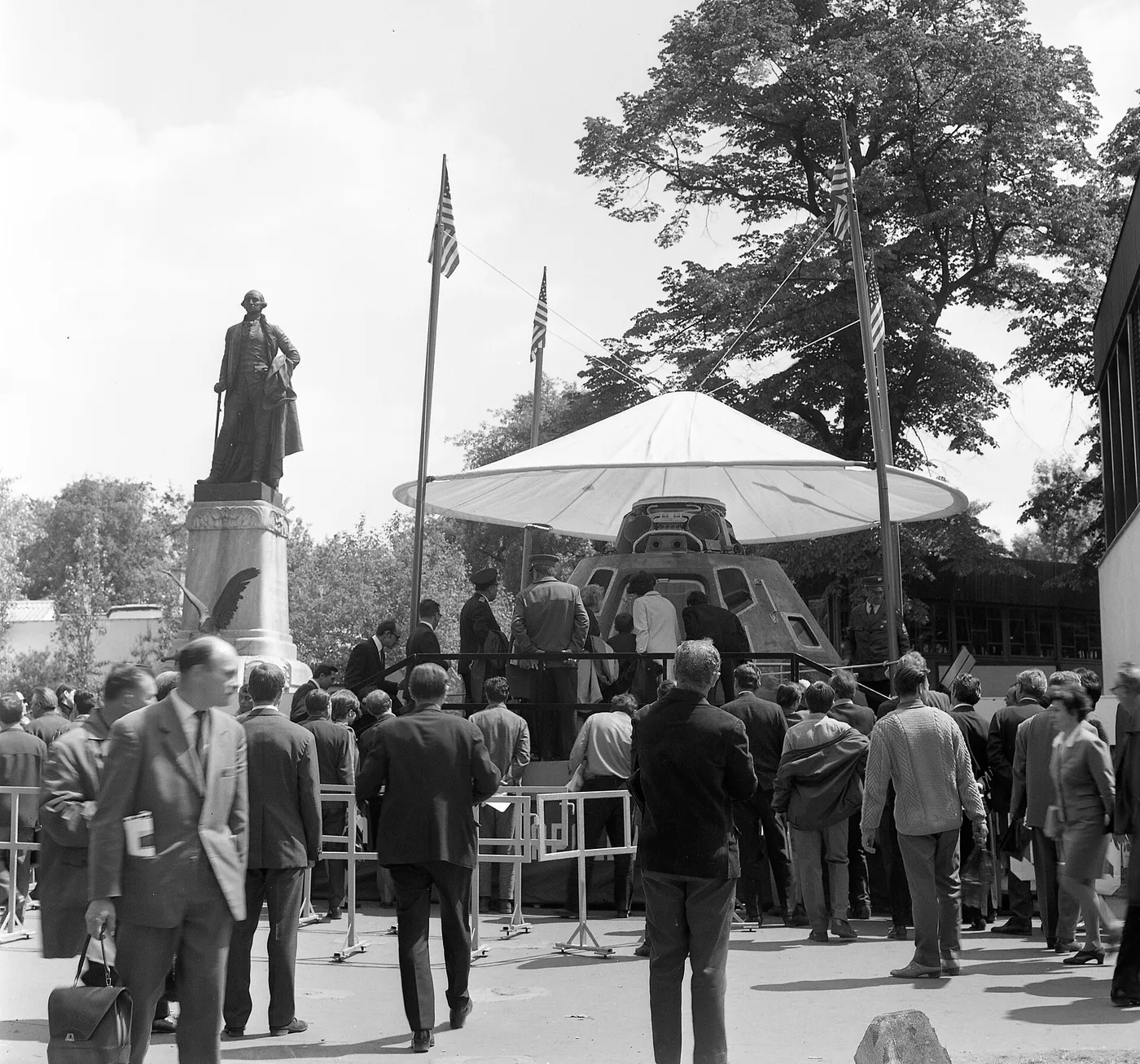 George Washington szobra és az Apollo 10 kabinja az Amerikai Egyesült Államok pavilonjánál. Budapesti Nemzetközi Vásár 1970. május 22-június 1