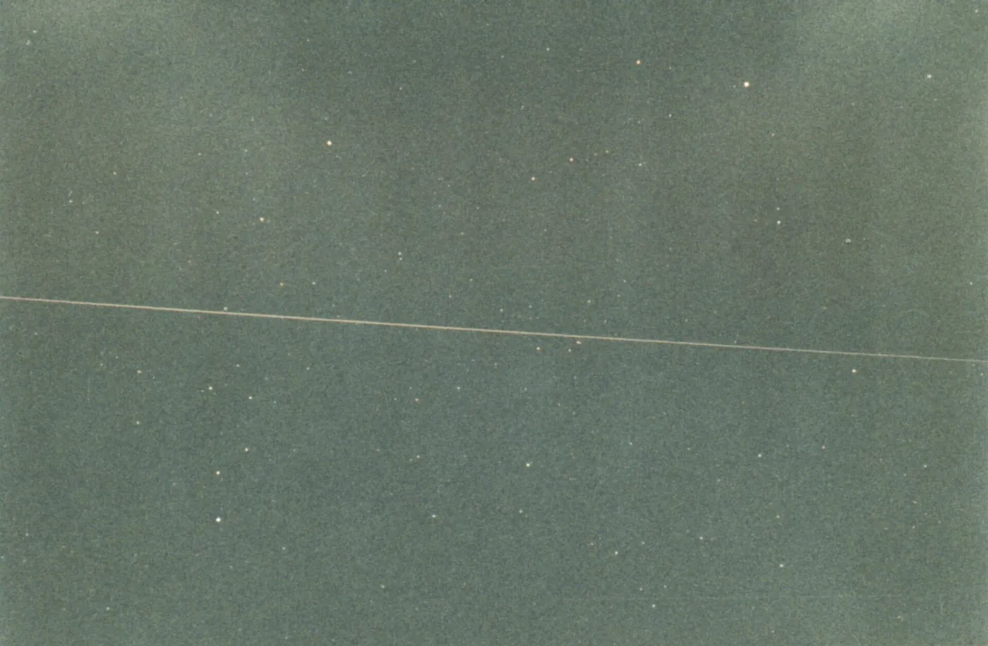 Satelliten-Strichspur, 2 Minuten auf Kodak PJC1600 mit 70mm/f4,5 belichtet: Mir (16609 = 1986-017A): im Bild von 20:45:53 bis 20:46:27 UT, Höhe 395…
