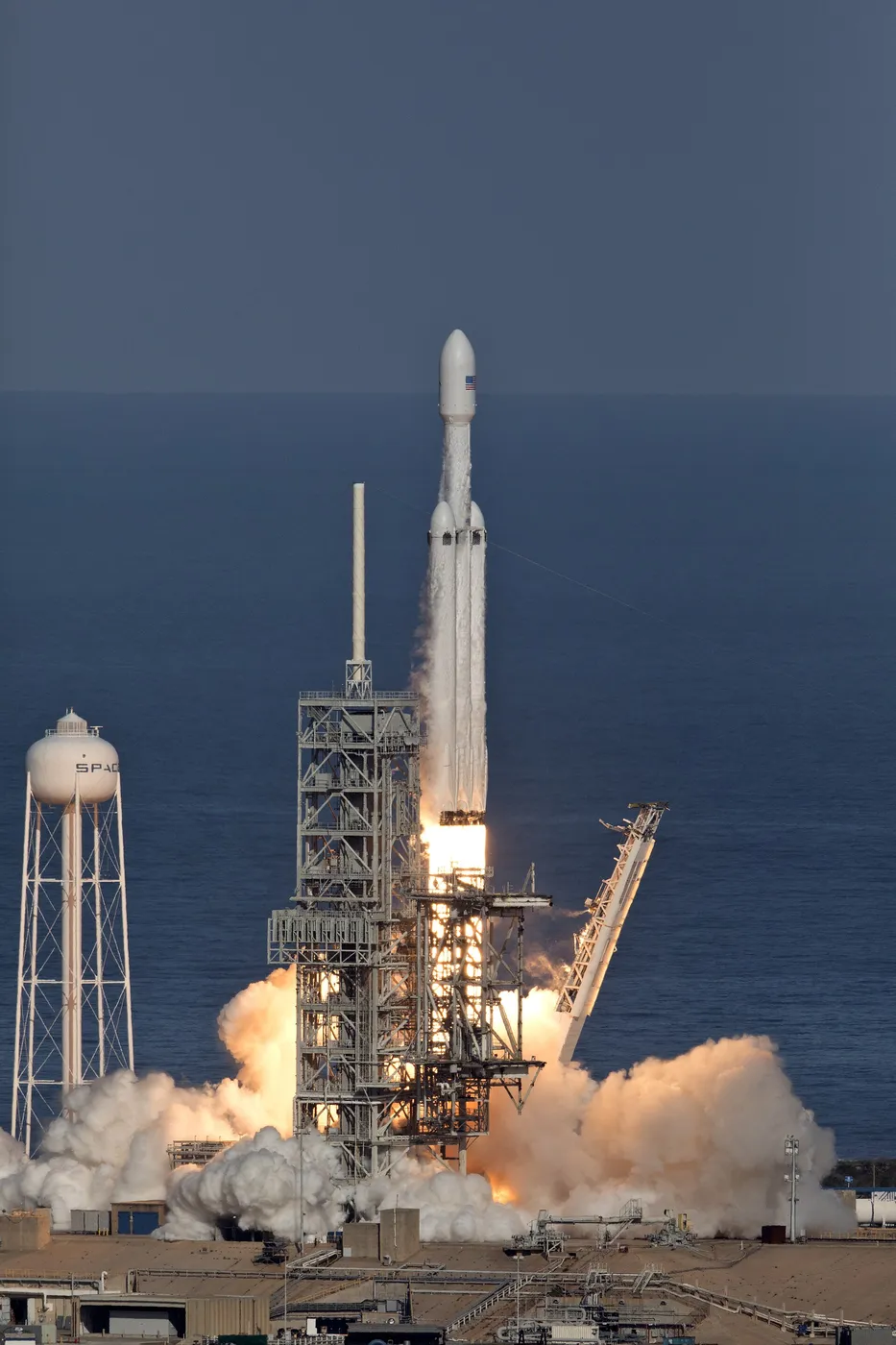 Falcon Heavy clearing the tower 04