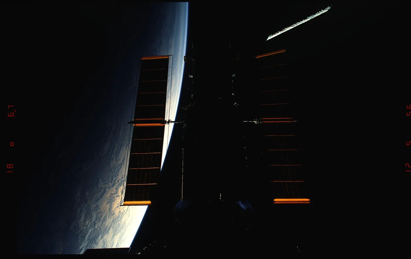 04 031 HST is manuevered into the payload bay by the RMS arm DPLA 53308d3b1066493d497b73e00da47307