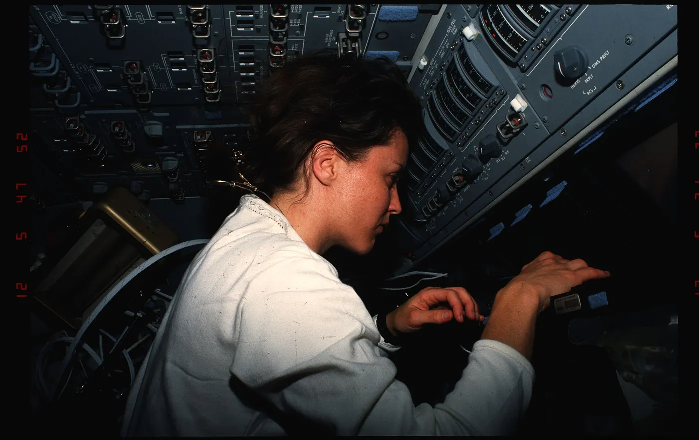 S49 07 001 In cabin view of crewmember at the forward flight deck with laptop terminal. DPLA 043ffc6d7d63c0d0459621e3f030450a