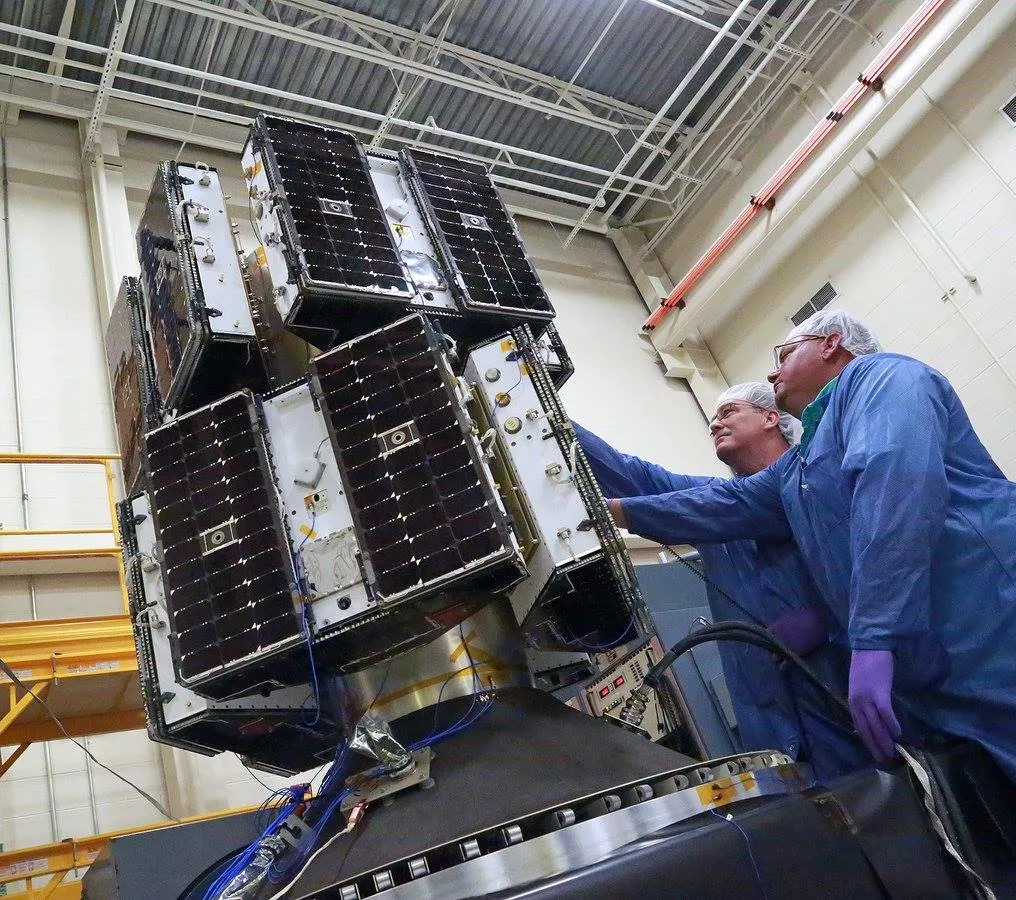 Les 8 satellites CYGNSS de la NASA sur leur dispenseur peut avant leur lancement