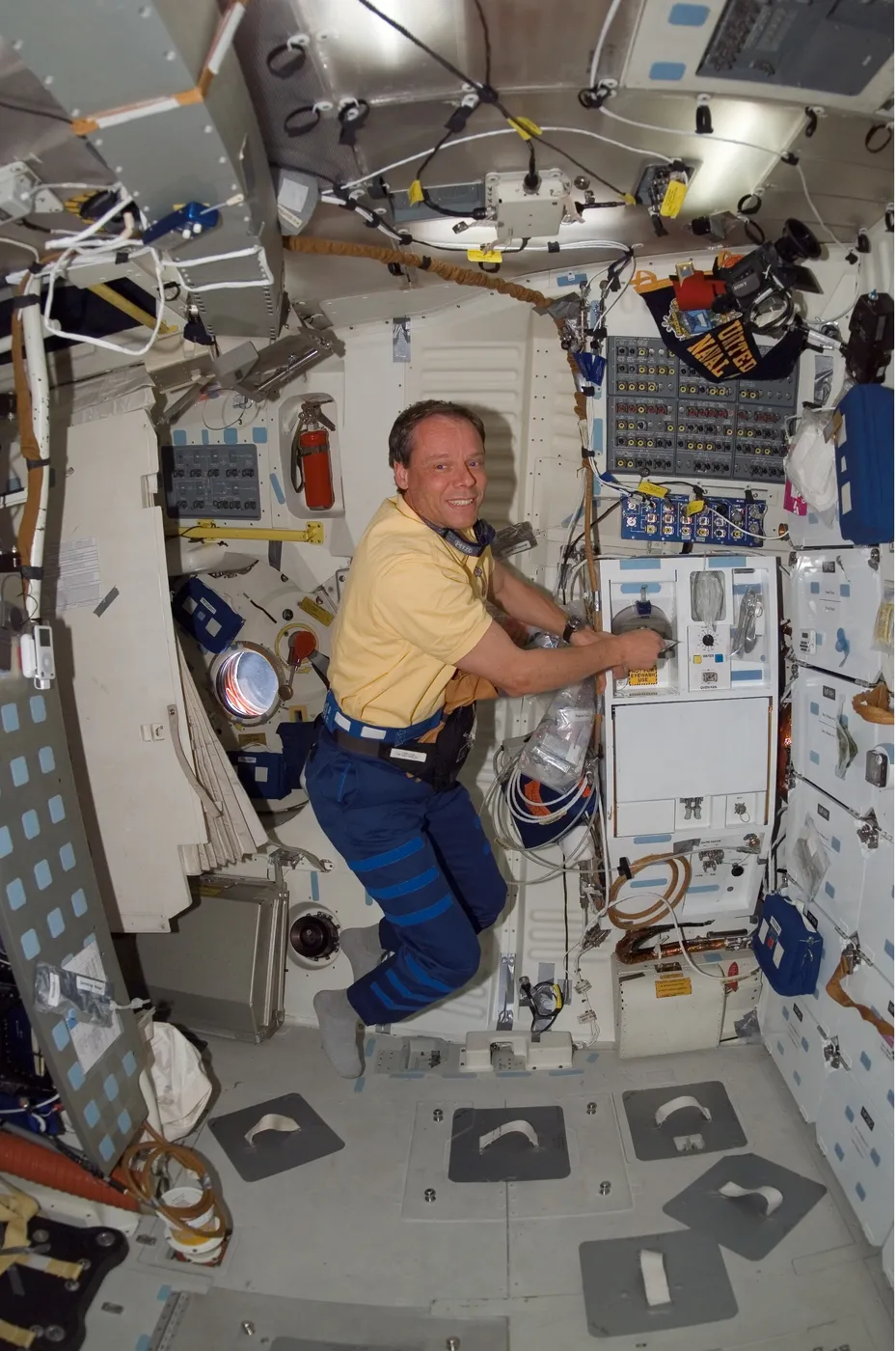 Christer Fuglesang aboard SSDiscovery, 2006 Dec 11