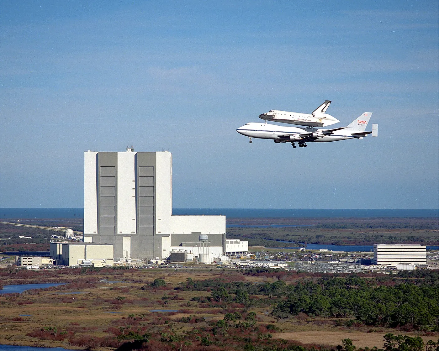 STS 32 Return to KSC 000677