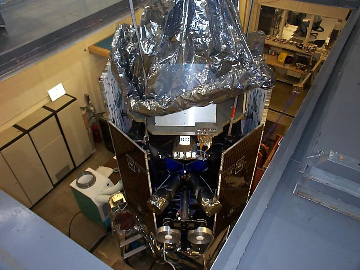 Le satellite ICESat de la NASA effectue des essais de vibration.