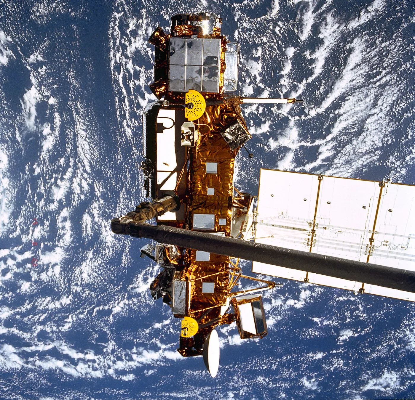 The Upper Atmosphere Research Satellite prior to deployment from the orbiter Discovery, STS-48.