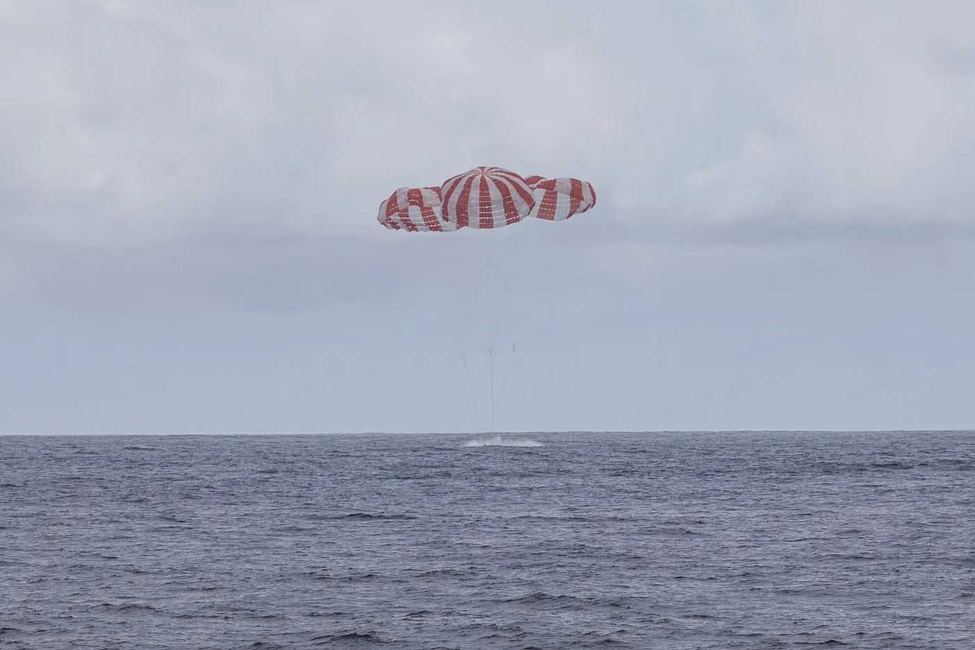 CRS 4 Dragon ocean landing