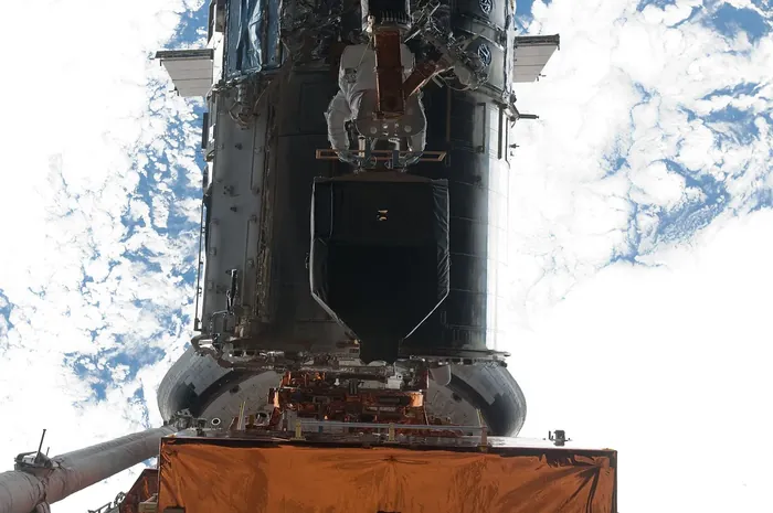 S125E009951 MS3 Grunsfeld during EVA5 DPLA ec054fd0e2a853505093dfbd1c866a06