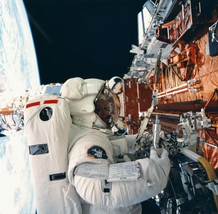 Astronaut Kathryn Thornton replaces Hubble's solar arrays, STS-61