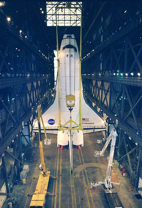 STS 88 Mating in VAB 000966