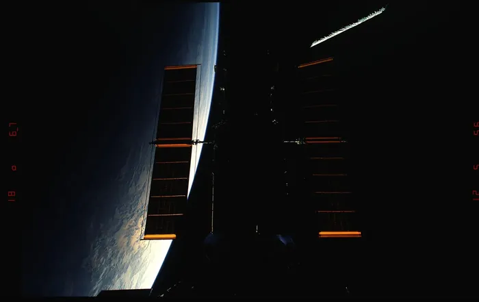 04 031 HST is manuevered into the payload bay by the RMS arm DPLA 53308d3b1066493d497b73e00da47307