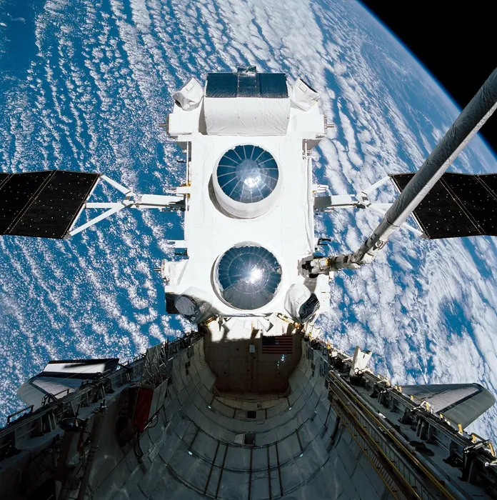 Gamma Ray Observatory grasped by Atlantis' Canadarm