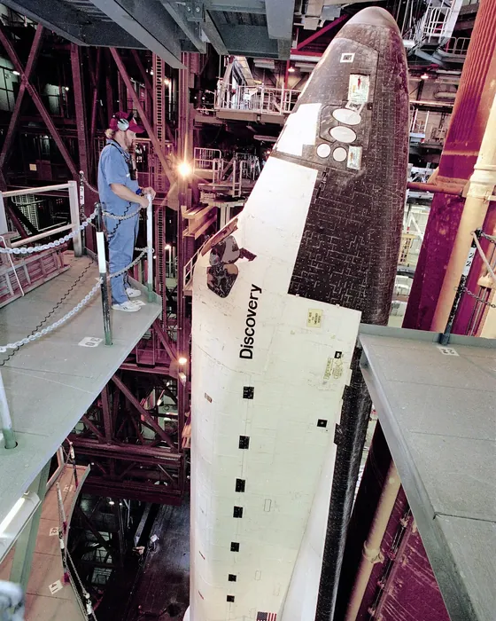 Discovery heads out of the VAB to Launch Pad 39B