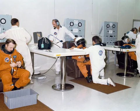 STS 28 crew suiting up
