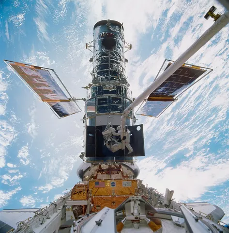 713 048 Steven Smith and John Grunsfeld repairing Hubble during