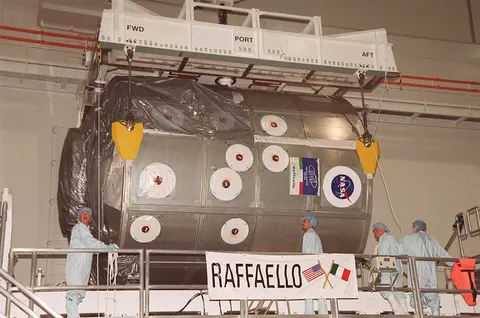 MPLM Raffaello is moved to the payload canister