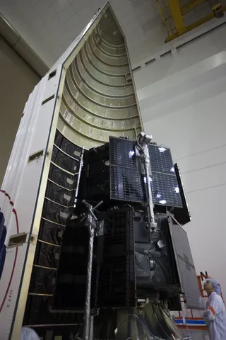 Encapsulation of the two RBSP satellites in the first half of the payload fairing