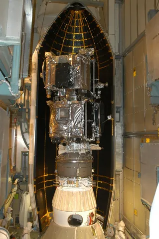 Delta II 10L fairing installation around STEREO spacecraft