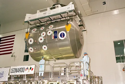 MPLM Leonardo is moved to the payload canister