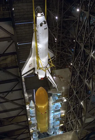 STS 79 Destacking in VAB 000782