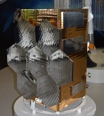 Maquete satellite MVL-300 (Mikhailo Lomonosov) , Salon du Bourget 2015
