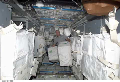 Iss011e11331