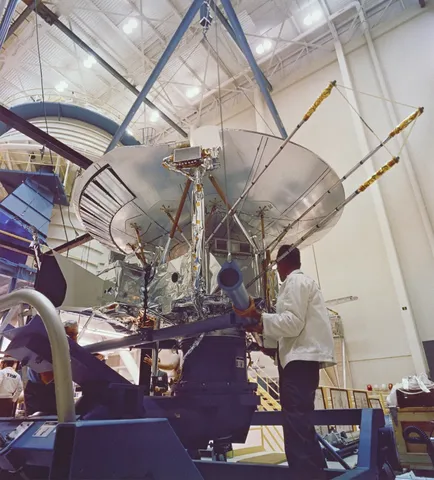 PIONEER 10 SPACECRAFT FINAL ASSEMBLY AT TRW (TRW SYSTEMS GROUP, REDONDO BEACH, CALIFORNIA DESIGNED AND FABRICATED THE PIONEER SPACECRAFT)