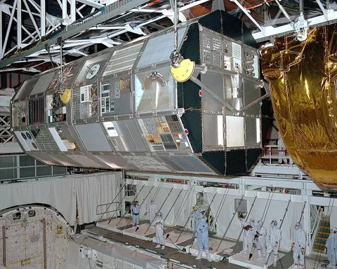 LDEF Return to KSC 000676