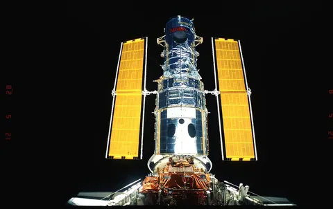 05 009 HST in the Endeavour's payload bay DPLA 962bd378a6f17271651c9536dc2ab87b