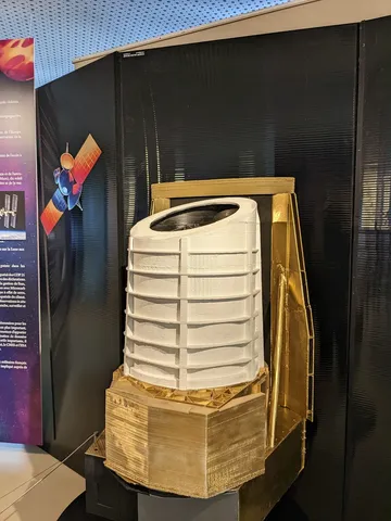 Maquette du satellite Euclid réalisé en impression 3D par 3D.Fab Lyon 1 à l'échelle 1/4 (600 heures d'impression).