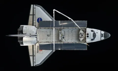 STS132 Atlantis undocking2