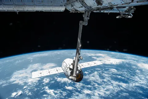 ISS 43 Canadarm2 robotic arm grapples SpaceX Dragon CRS 6
