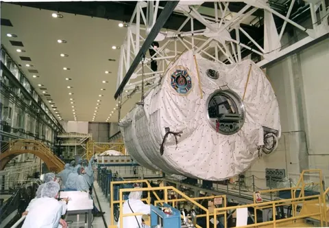 Spacelab-Mir Module Lift in Operations and Checkout Building