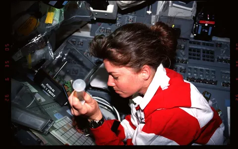 312 010 STS 93 MS Coleman conducts the PGIM 01 experiment on the flight deck DPLA 2e5b9fd48dead23213dfa3999162220b