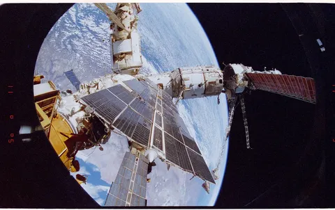 STS084 309 014 STS 084 View of Mir Space Station as seen from flight deck overhead window and Spacehab DPLA 8779511e7b072cfd8d524d7cf2e580d7