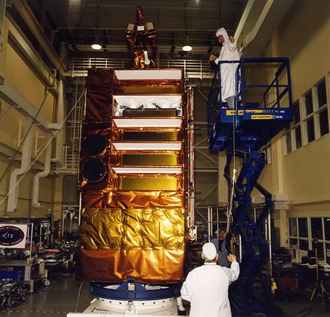 1995 Technicians prepare RXTE.